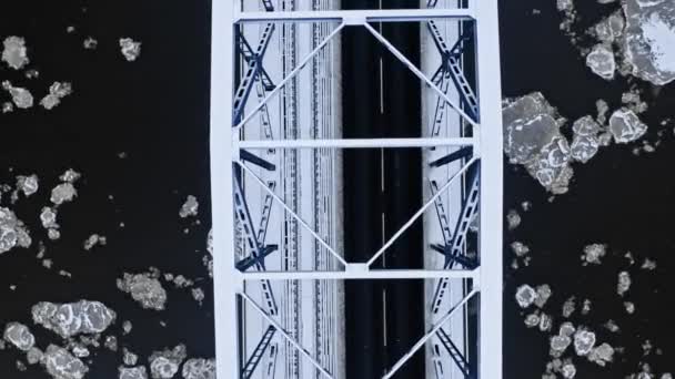 Winter rivier met vlotten en brug, vanuit de lucht uitzicht op Bydgoszcz — Stockvideo