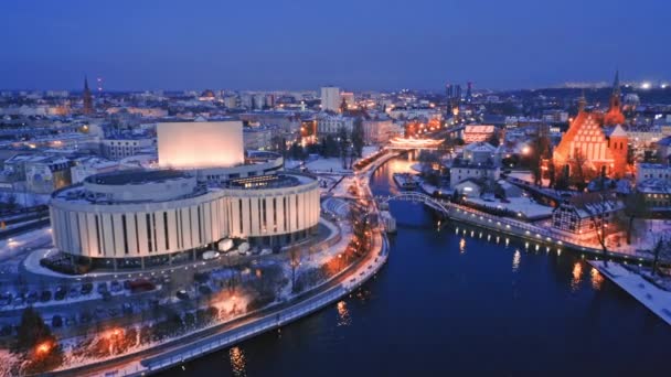 Opera v zimě Bydgoszcz, Polsko. Noční architektura v Polsku — Stock video