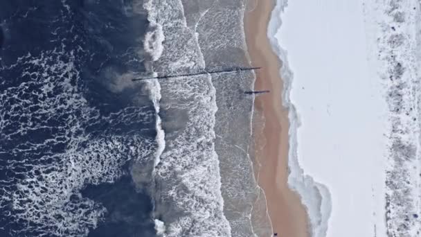 Śnieżna plaża nad Bałtykiem. Turystyka zimowa, Polska. Widok z lotu ptaka — Wideo stockowe