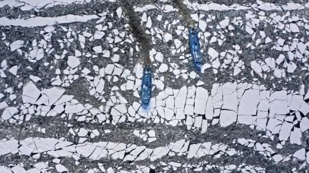 Rompehielos en el río Vístula rompiendo el hielo, Plock — Vídeo de stock