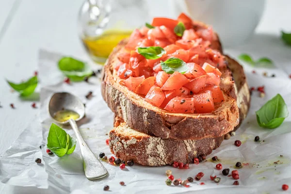 朝食用の新鮮なトマトとおいしいブルスケッタ イタリア料理 野菜やハーブのトースト — ストック写真