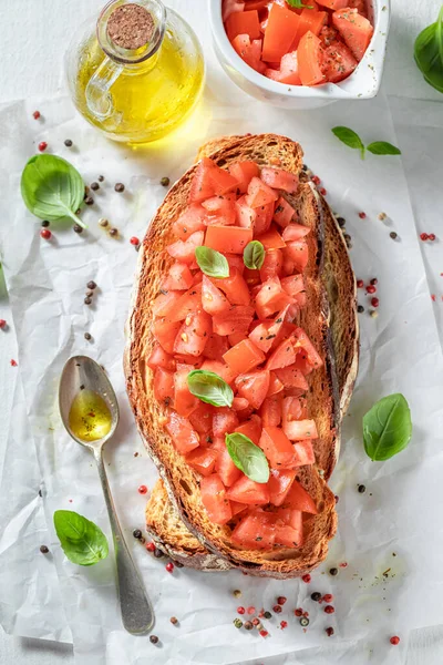 Smaczna Bruschetta Pomidorem Bazylią Śniadanie Włoska Kuchnia Toast Warzywami Ziołami — Zdjęcie stockowe