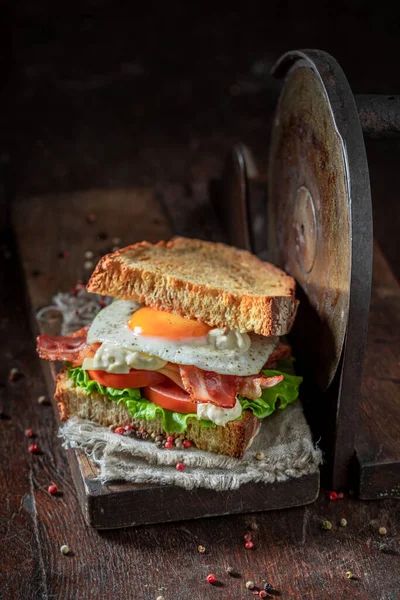 Sandwich Casero Con Huevo Verduras Tocino Desayuno Británico Tostadas Con — Foto de Stock