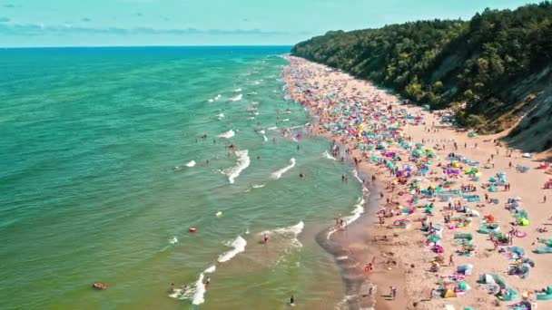 Latem zatłoczona plaża nad Morzem Bałtyckim, Turystyka w Polsce — Wideo stockowe