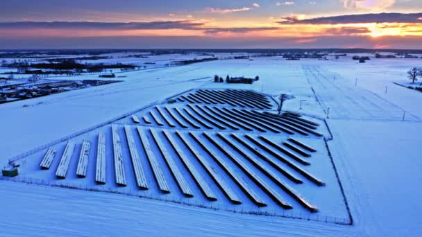 Granja fotovoltaica nevada en invierno. Energia alternativa en Polonia. — Vídeo de stock