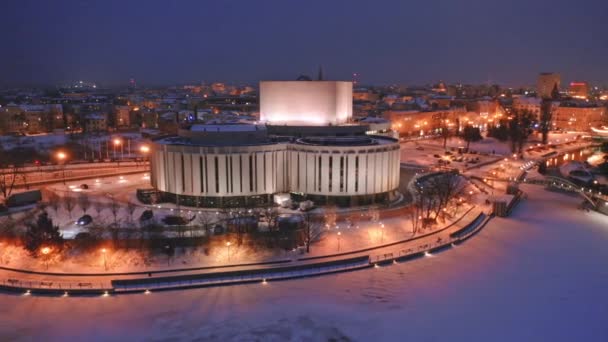 Φωτισμένη Όπερα στο Bydgoszcz το σούρουπο. Χειμερινή αρχιτεκτονική στην Πολωνία — Αρχείο Βίντεο