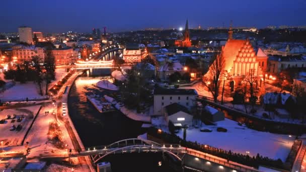Downtown of Bydgoszcz το σούρουπο το χειμώνα, Πολωνία. Αεροφωτογραφία — Αρχείο Βίντεο