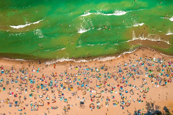 Playa Abarrotada Polonia Durante Pandemia Mar Báltico Ola Epidémica Acerca — Foto de Stock