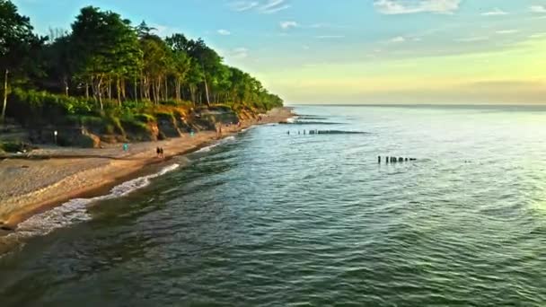 Закат на Балтийском море летом. Туризм в Польше. — стоковое видео