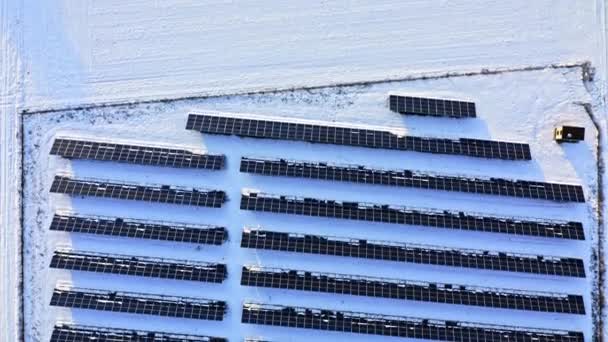 Fazenda fotovoltaica nevada no inverno. Energia alternativa em Polonia — Vídeo de Stock