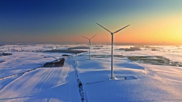 Vindturbin på snötäckta fält på vintern. Alternativ energi, Polen — Stockvideo