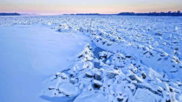 Glace sur la Vistule, Pologne. Transport fluvial sur rivière. — Video