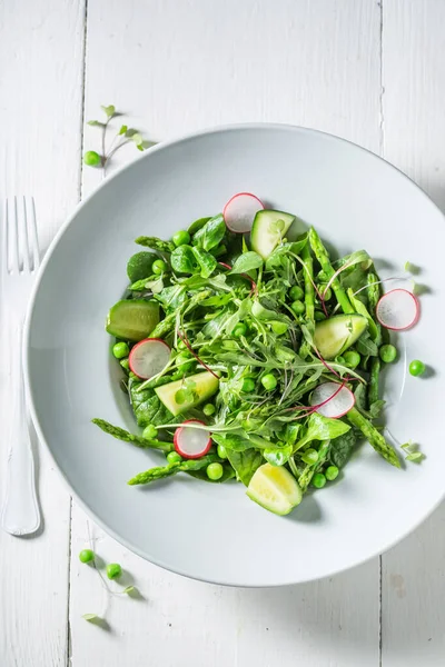Здоровый Салат Свежих Зеленых Овощей Весной Здоровое Питание — стоковое фото