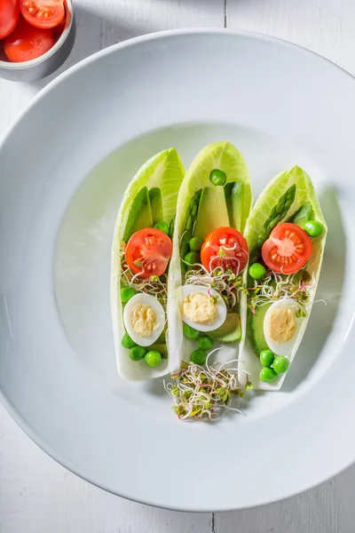 Ensalada Extraordinaria Achicoria Hecha Espárragos Guisantes Descomposición Personalizada Ensaladas — Foto de Stock