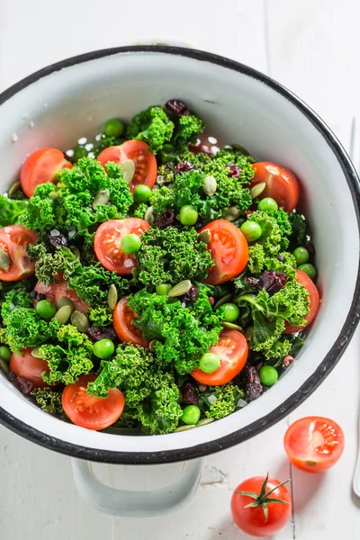 Salat Aus Grünkohl Voller Vitamine Und Mineralstoffe Gesunder Frühlingssalat Zutaten — Stockfoto