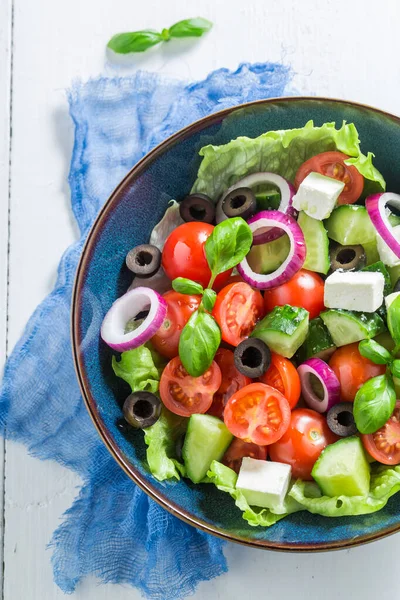 Hausgemachter Griechischer Salat Mit Salat Kirschtomaten Und Zwiebeln Gesunder Frühlingssalat — Stockfoto