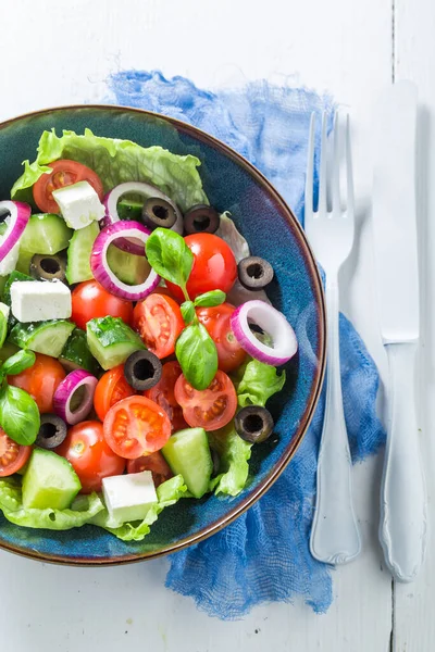 Salada Grega Fresca Feita Queijo Feta Alface Azeitonas Pretas Salada — Fotografia de Stock