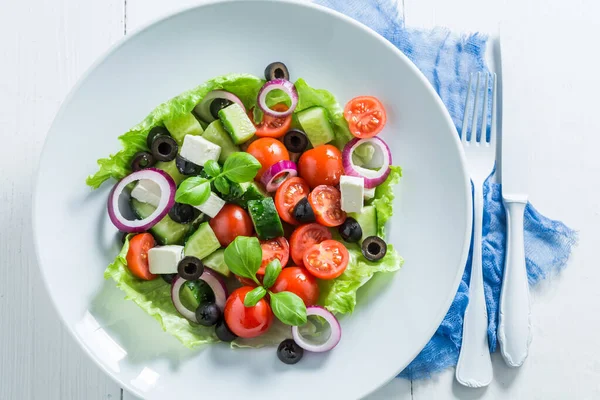 Свіжий Грецький Салат Білій Тарілці Здоровий Зелений Салат Грецька Кухня — стокове фото