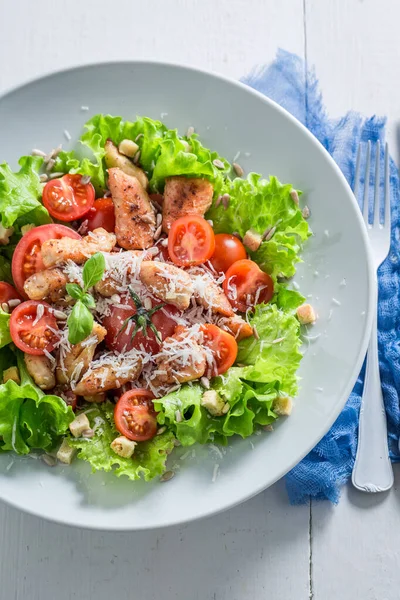 Salată Cezar Din Pui Roșii Cherry Parmezan Bucătărie Grecească — Fotografie, imagine de stoc