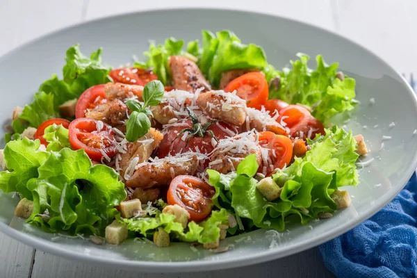 Sałatka Cesarska Kurczakiem Pomidorami Wiśniowymi Serem Parmezanowym Kuchnia Grecka — Zdjęcie stockowe