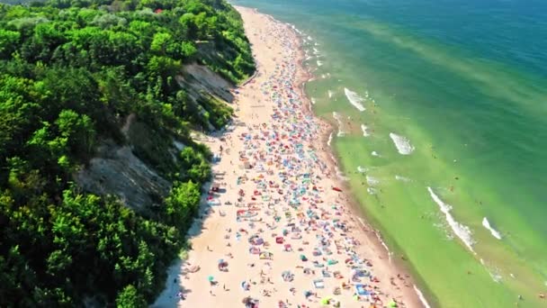 Fullsatt strand vid Östersjön. Turism på sommaren. — Stockvideo