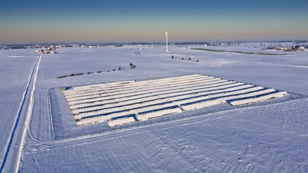 Snöig solcellsgård på vintern. Alternativ energi, Polen. — Stockvideo