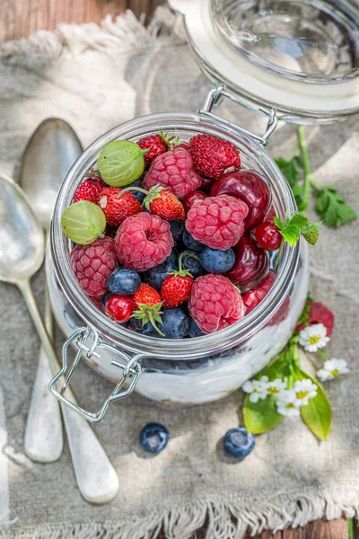 花や果物とMuesli ヘルシーでおいしい朝食 — ストック写真