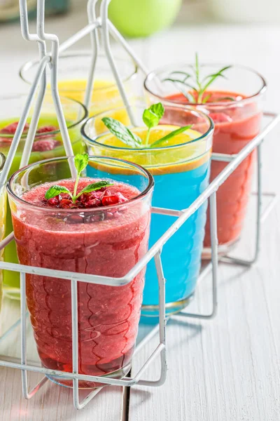美味的鸡尾酒加酸奶和水果 健康和多样化的饮食 — 图库照片