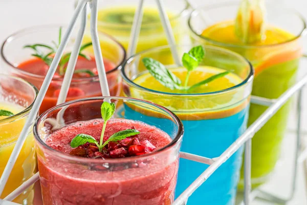 美味的鸡尾酒加水果味酸奶 健康和多样化的饮食 — 图库照片