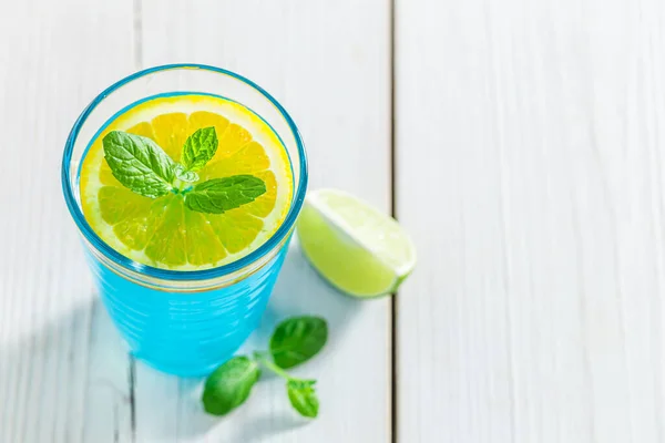 Blå Cocktail Med Mynta Och Citrus För Hälsosam Och Varierad — Stockfoto