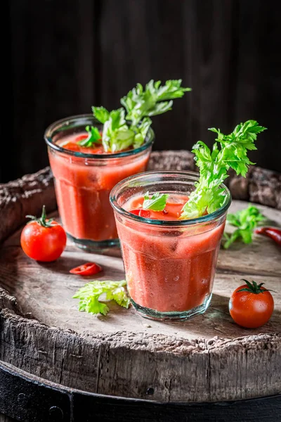 Bloody Mary Cóctel Con Tomates Apio Bebida Para Fiesta Verano —  Fotos de Stock