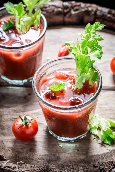 Bloody Mary Cóctel Con Tomates Apio Barril Viejo Bebida Para —  Fotos de Stock