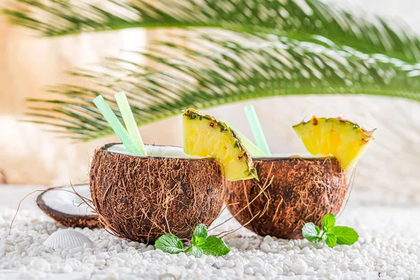 夏天热饮 沙滩上椰子里的甜菠菜 — 图库照片