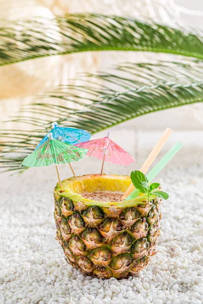 夏天热饮 菠萝中的甜饮料 配上鸡尾酒伞 — 图库照片