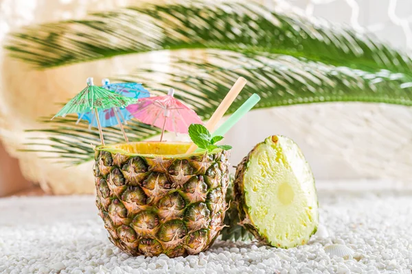 阳光明媚的日子里 菠萝中的热带饮料 夏天热饮 — 图库照片