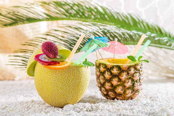 Cocktails Tropicaux Aux Fruits Frais Sur Cailloux Blancs Boisson Pour — Photo