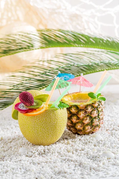 Tropische Getränke Frischer Melone Und Ananas Auf Weißen Kieselsteinen Trinken — Stockfoto