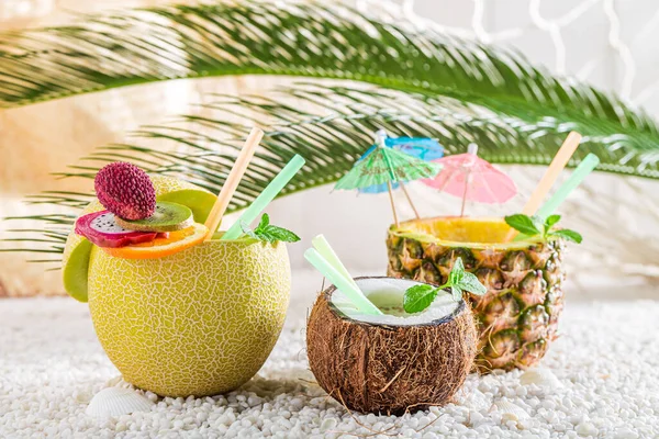 Kalla Drycker Tropiska Frukter Vita Småsten Drick För Sommarvärme — Stockfoto