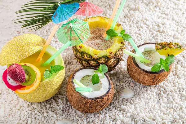 Bebidas Doces Frutas Tropicais Frescas Praia Areia Bebida Calor Verão — Fotografia de Stock