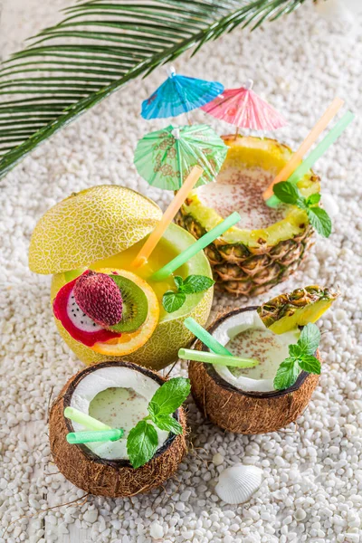 热带水果中带有鸡尾酒伞的异国情调饮料 夏天热饮 — 图库照片