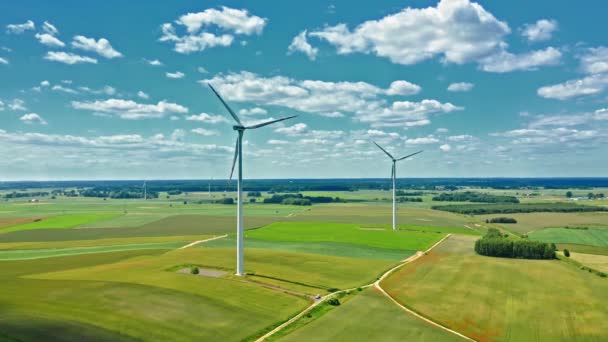 Des éoliennes sur un champ vert. Énergie alternative dans la nature — Video