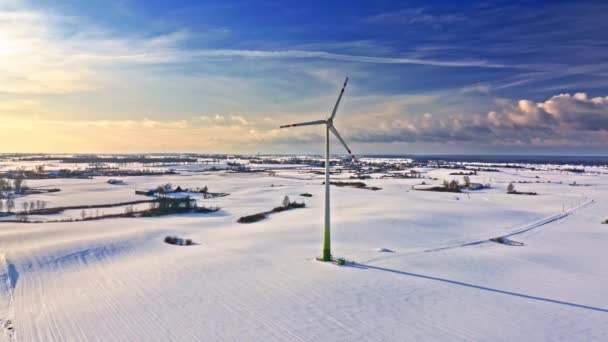 Turbină eoliană pe câmp de zăpadă. Energie alternativă. Energie verde . — Videoclip de stoc