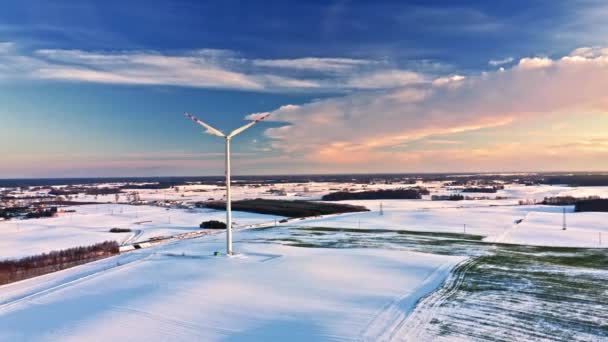 Snöfält och vindkraftverk. Alternativ energi på vintern — Stockvideo