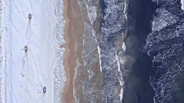 Рибні човни на пляжі взимку. Балтійське море взимку. — стокове відео