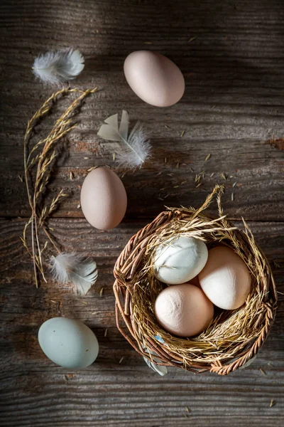 Yumurtalar Serbest Aralıktan Hasır Sepette Serbest Yumurtaların Üst Görünümü — Stok fotoğraf