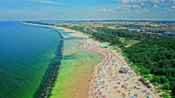 Tourisme en mer Baltique en Pologne. Plage de Darlowko. — Video