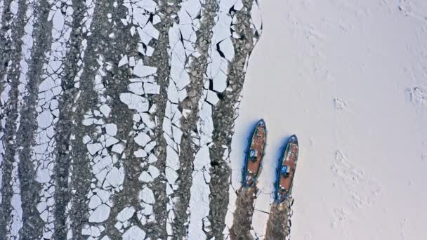 Quebra-gelo no rio Vístula quebrando o gelo na Polônia — Vídeo de Stock