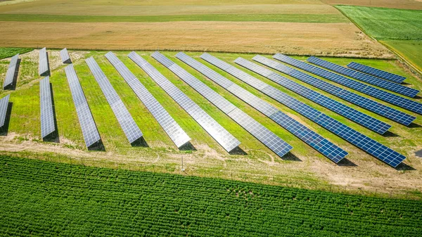 Panele Słoneczne Zielonym Polu Alternatywna Energia Polsce Czysta Zielona Energia — Zdjęcie stockowe