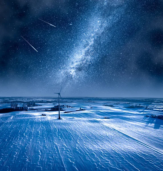 Млечный Путь Над Ветряной Турбиной Поле Альтернативная Энергия Зимой Польша — стоковое фото