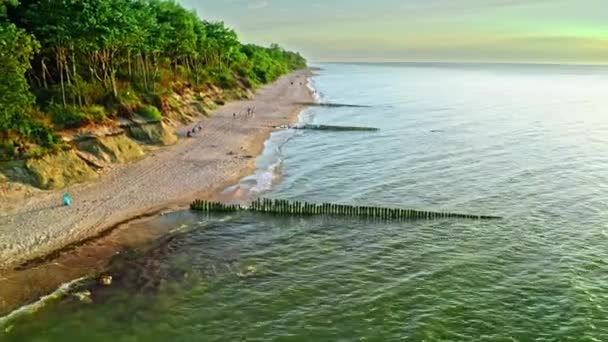 Strand an der Ostsee. Sonnenuntergang. Tourismus in Polen. — Stockvideo